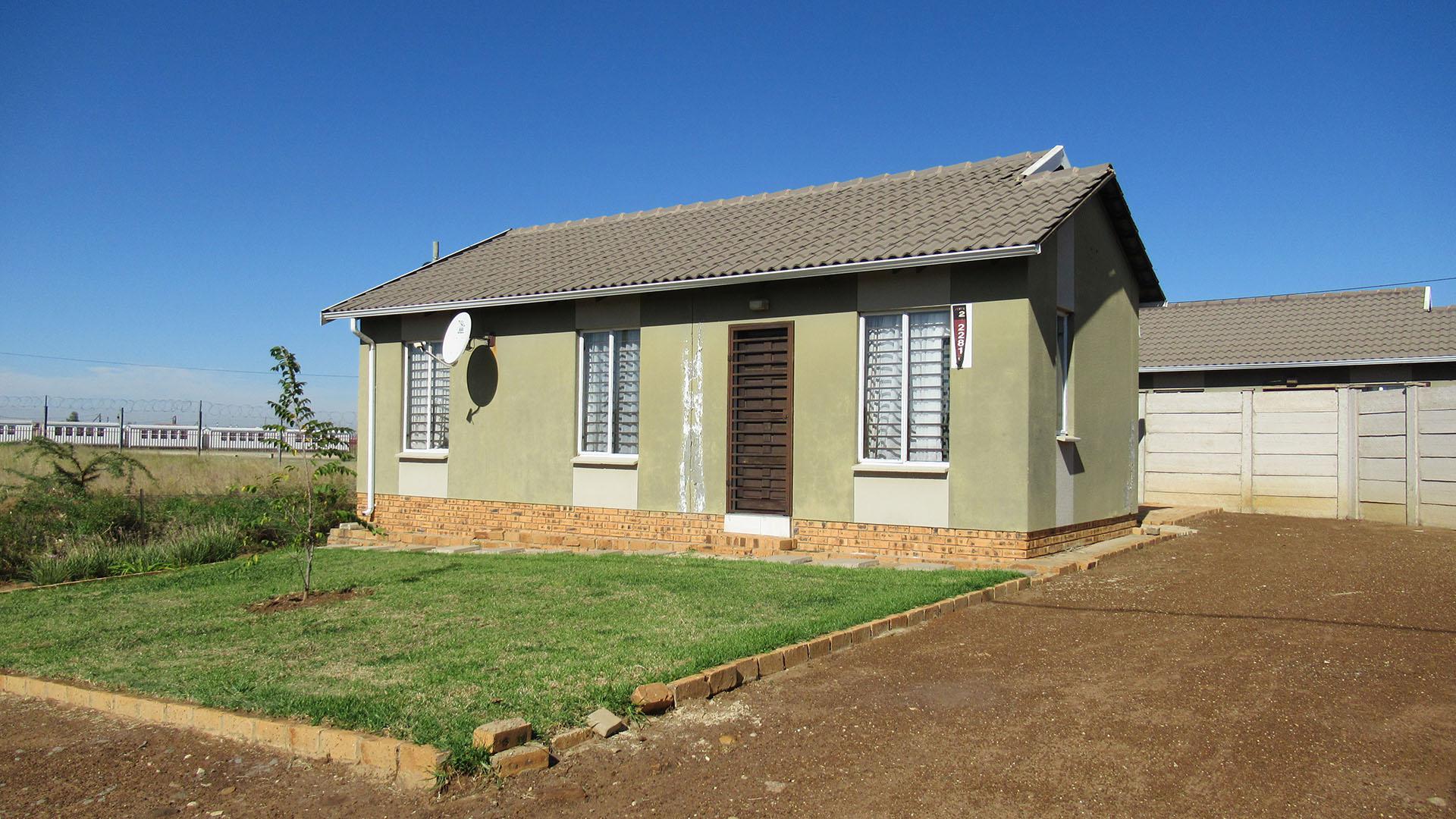 Front View of property in Savanna City