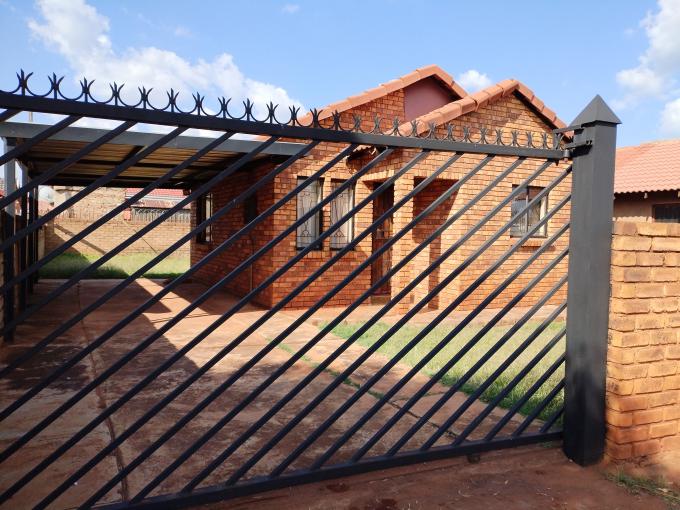 2 Bedroom House for Sale For Sale in Soshanguve East - MR627656