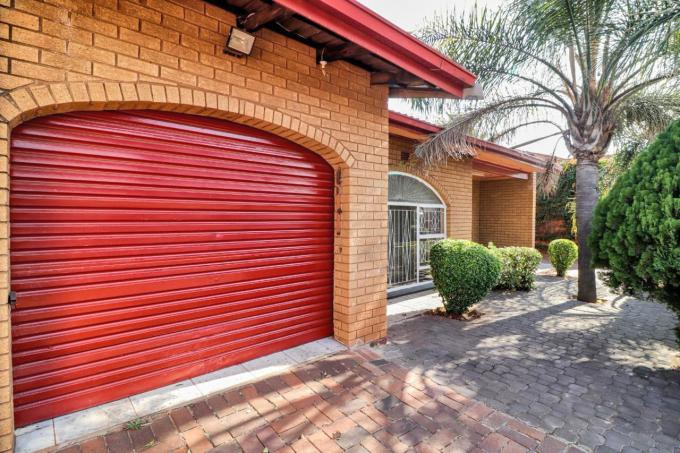 4 Bedroom House for Sale For Sale in Lenasia - MR629199