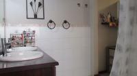 Main Bathroom - 7 square meters of property in Fontainebleau