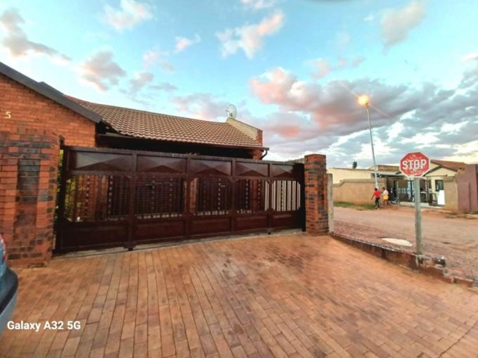 4 Bedroom House for Sale For Sale in Protea Glen - MR629366