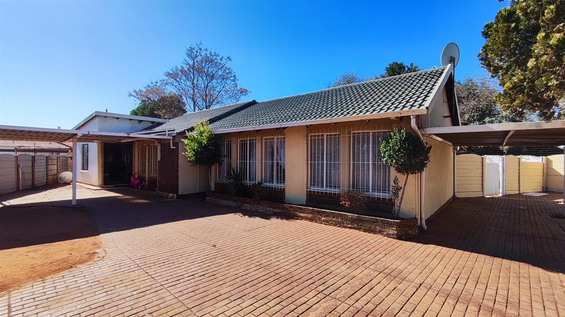 Front View of property in Dawn Park