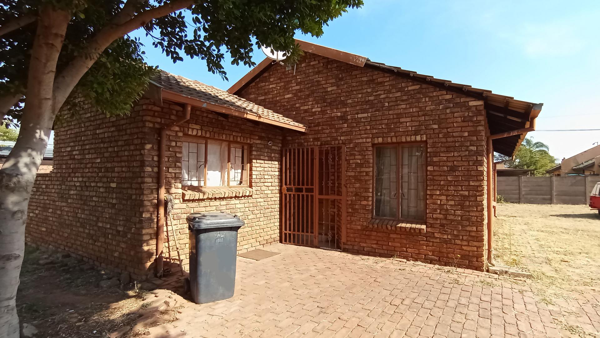 Front View of property in The Orchards