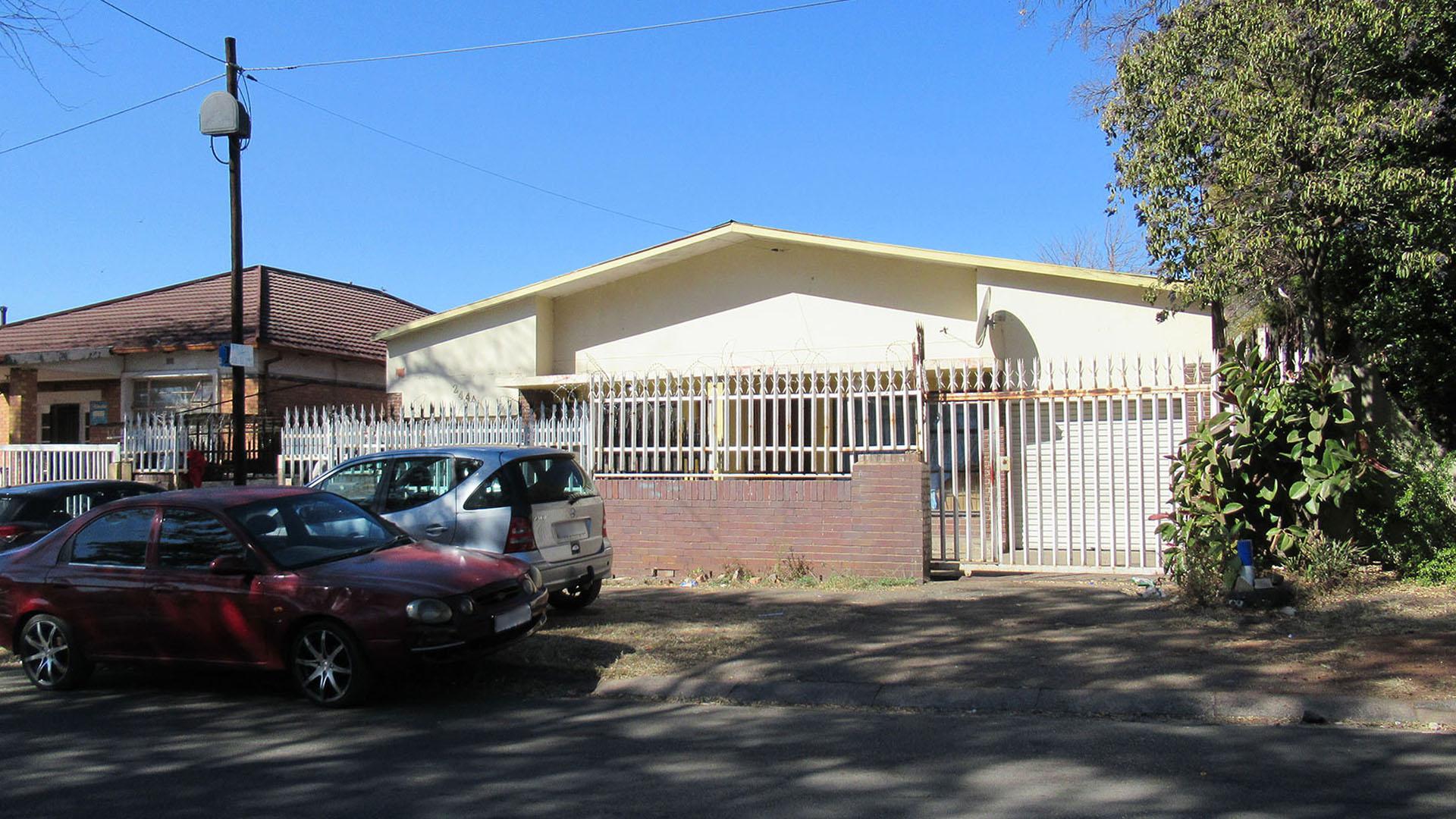 Front View of property in Bezuidenhout Valley