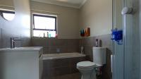 Bathroom 1 - 16 square meters of property in Sinoville