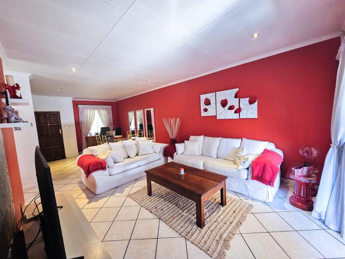 2 Bedroom Sectional Title for Sale For Sale in Monavoni - MR631033