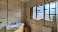 Main Bathroom - 7 square meters of property in Farrar Park