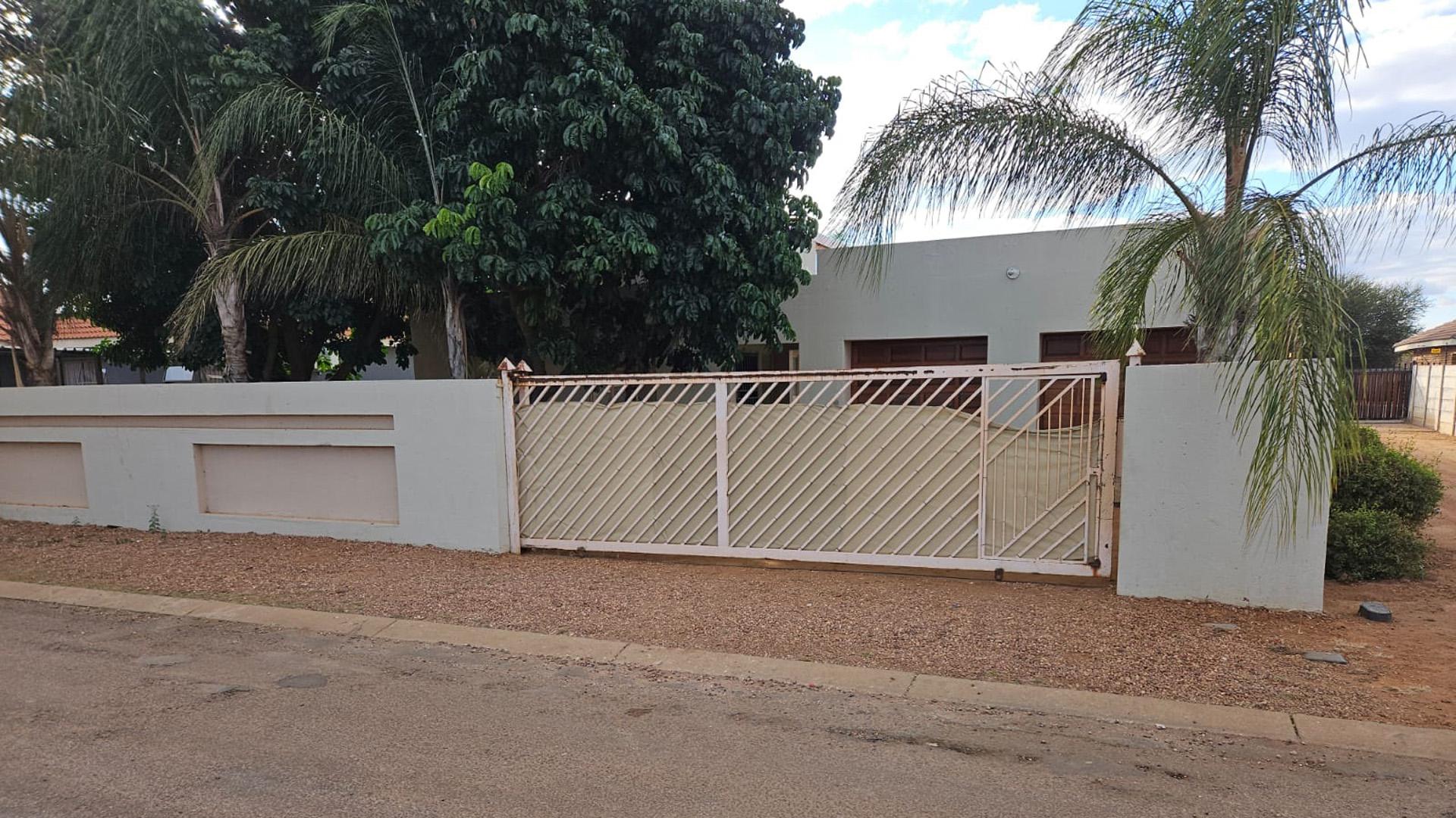 Front View of property in Lephalale (Ellisras)