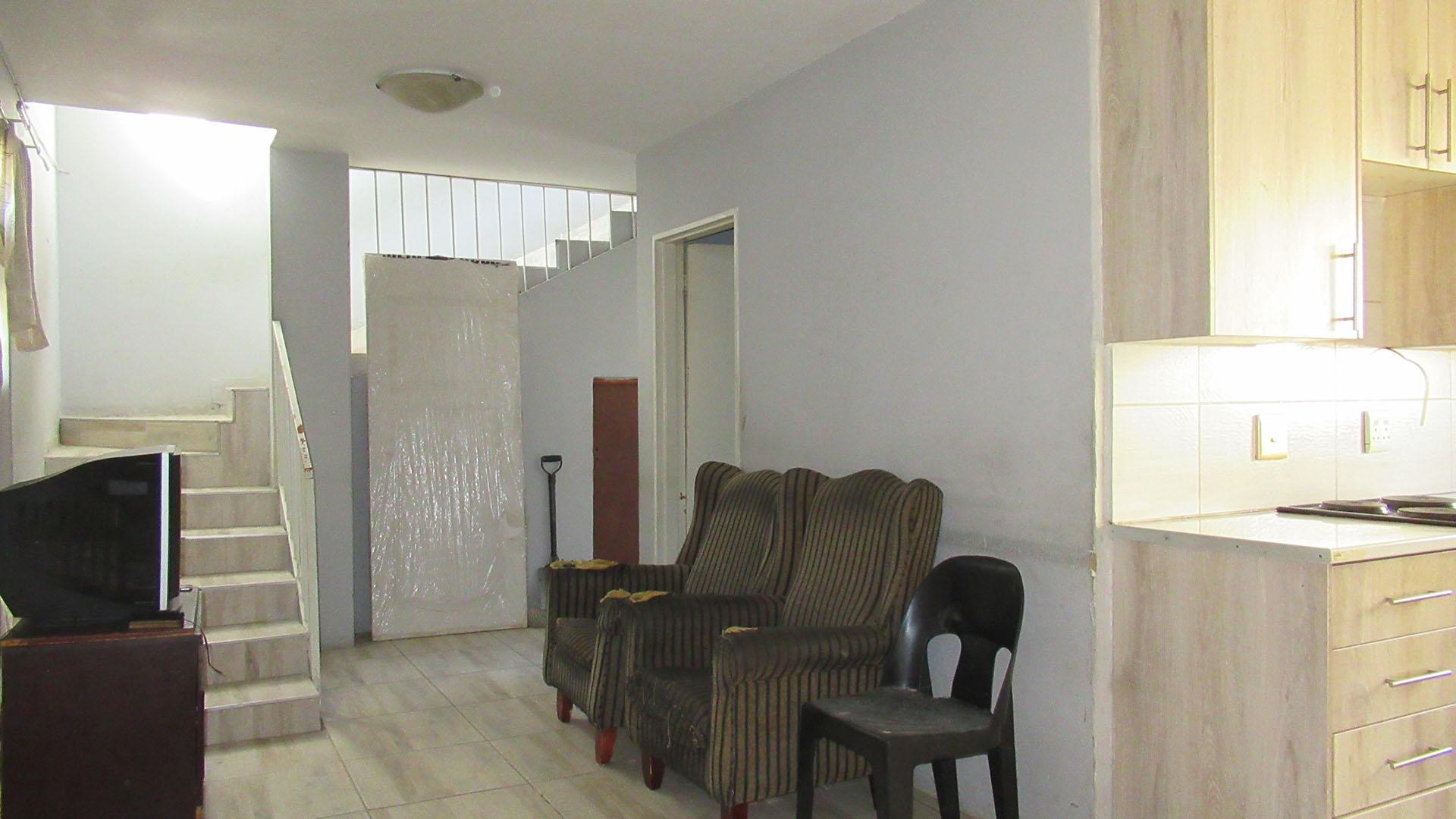 Lounges - 28 square meters of property in Cosmo City