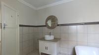 Main Bathroom - 11 square meters of property in Parktown North