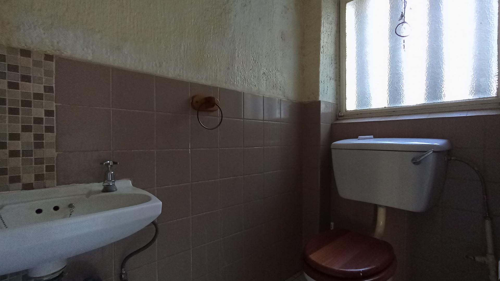 Guest Toilet - 2 square meters of property in Windsor East