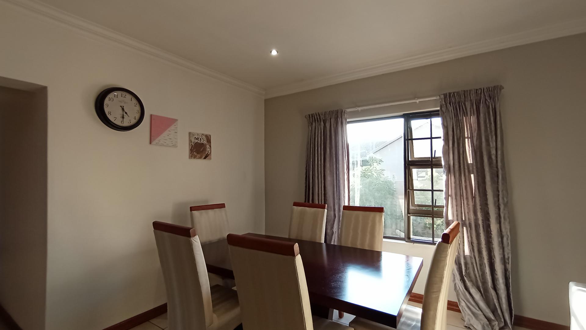 Dining Room - 25 square meters of property in Rua Vista