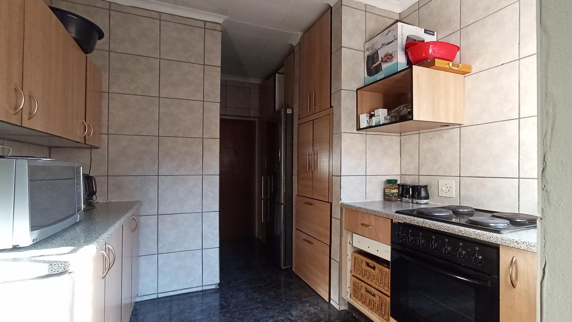 Kitchen - 9 square meters of property in Sinoville