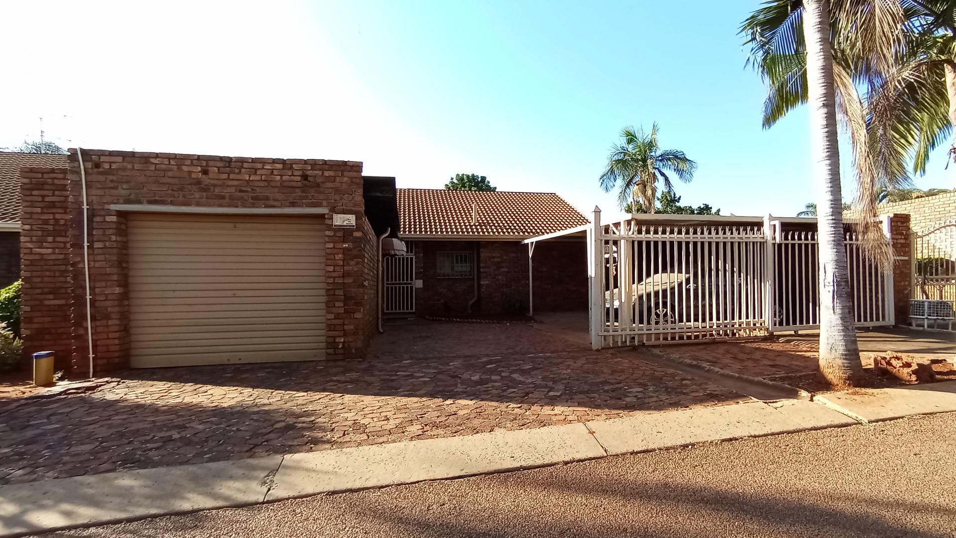 Front View of property in Sinoville