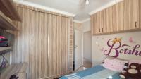 Bed Room 1 - 13 square meters of property in Sinoville