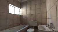 Bathroom 1 - 5 square meters of property in Sinoville