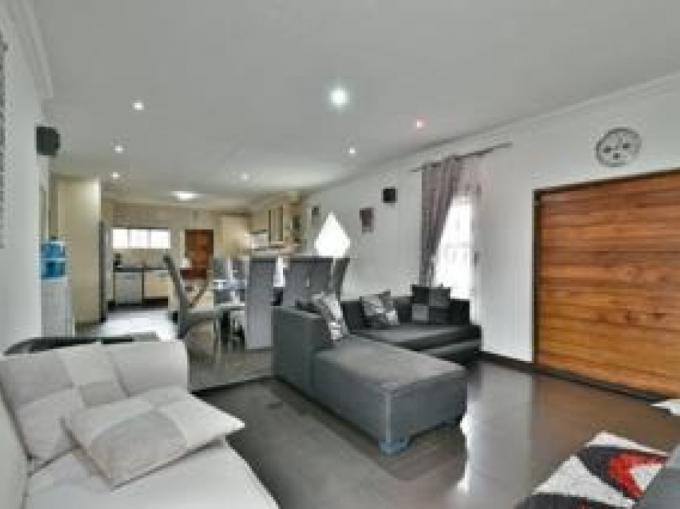 4 Bedroom House for Sale For Sale in Crown Gardens - MR632439