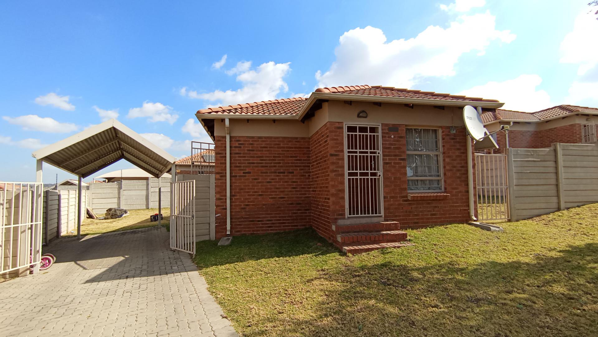 Front View of property in Thatchfield Hills Estate