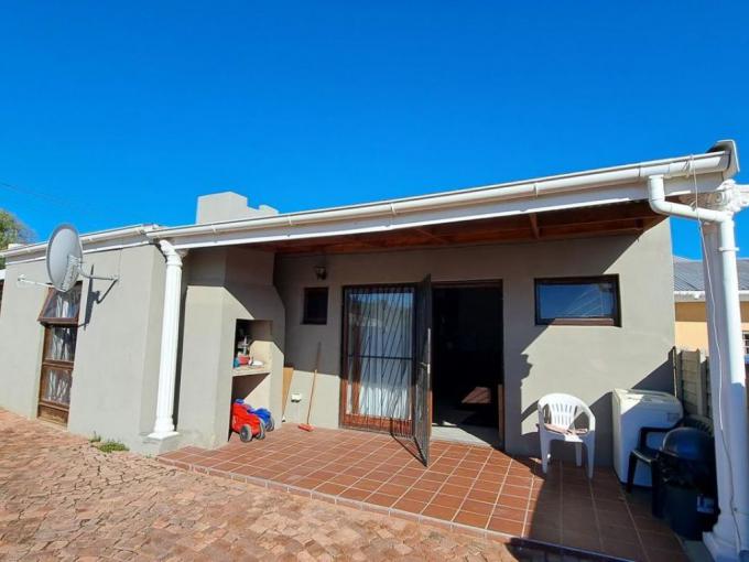 2 Bedroom House for Sale For Sale in Oudtshoorn - MR632526