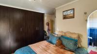 Main Bedroom - 18 square meters of property in Kookrus