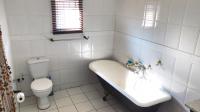Main Bathroom - 8 square meters of property in Dawncrest