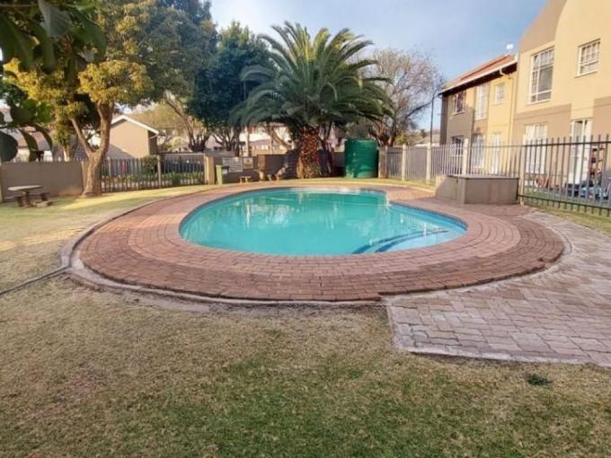 2 Bedroom Sectional Title for Sale For Sale in Verwoerdpark - MR633044