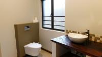 Bathroom 3+ - 11 square meters of property in Phezulu