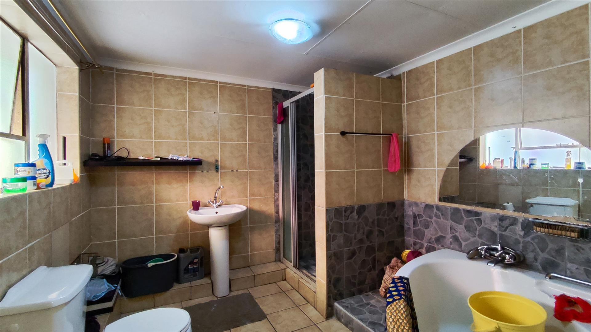 Bathroom 1 - 9 square meters of property in Vaalpark