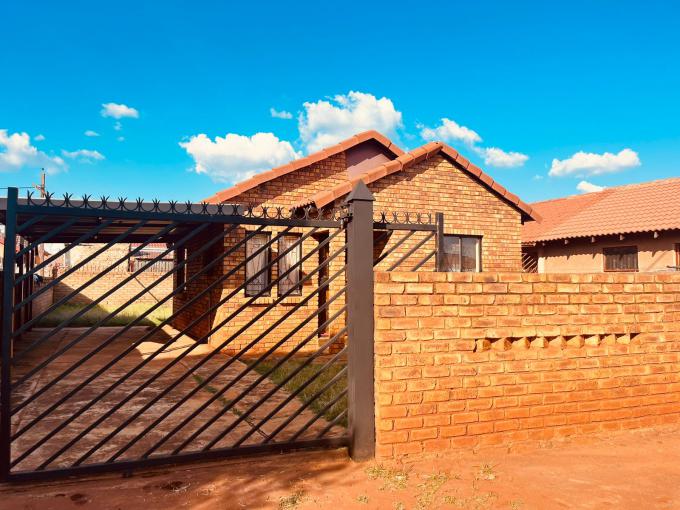 2 Bedroom House for Sale For Sale in Soshanguve East - MR633356