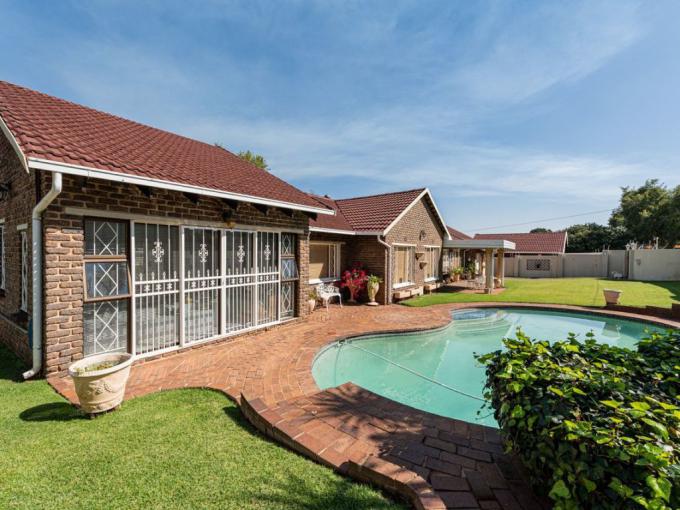 4 Bedroom House for Sale For Sale in Roodekrans - MR633585