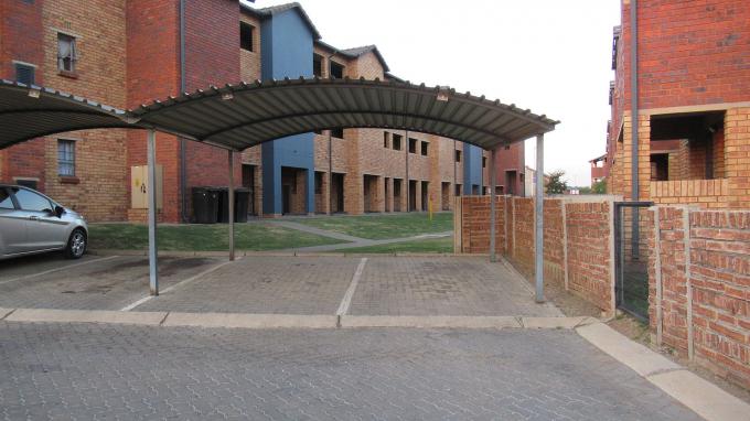 2 Bedroom Sectional Title for Sale and to Rent For Sale in Olifantsvlei 327-Iq - Private Sale - MR633671