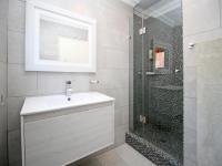 Bathroom 1 of property in Atholl Gardens