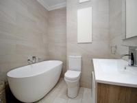 Bathroom 2 of property in Atholl Gardens