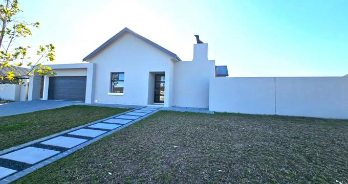 4 Bedroom House for Sale For Sale in Paarl - MR634033