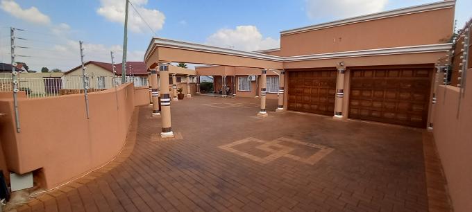 4 Bedroom House for Sale For Sale in Lenasia South - MR634148