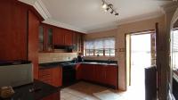 Kitchen - 23 square meters of property in Karenpark