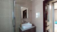 Main Bathroom - 7 square meters of property in Kengies