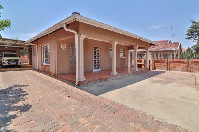 3 Bedroom House for Sale For Sale in Lenasia South - MR635461