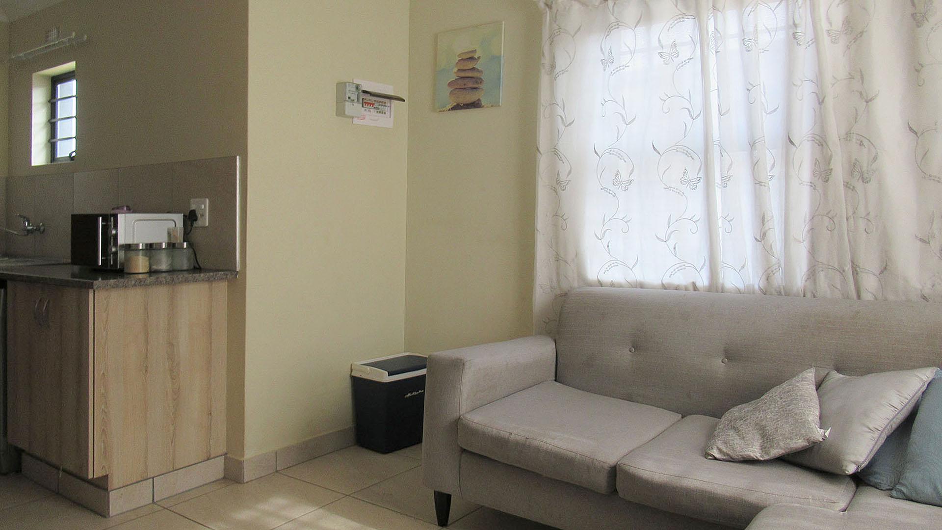 Lounges - 12 square meters of property in Mindalore