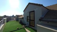 Balcony - 44 square meters of property in Sunninghill