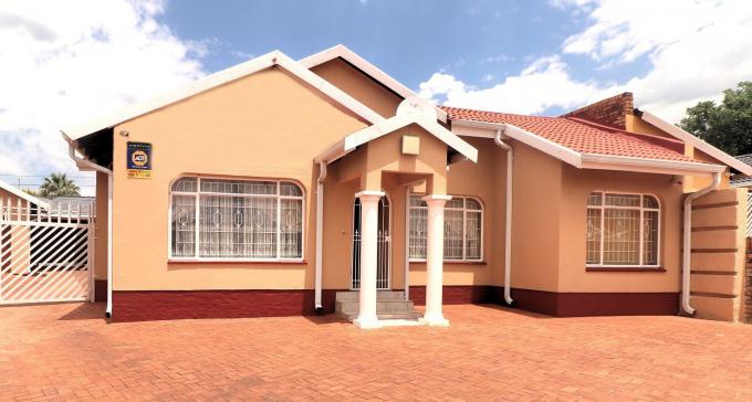 3 Bedroom House for Sale For Sale in Lenasia South - MR635651