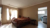 Main Bedroom - 17 square meters of property in Lotus Gardens