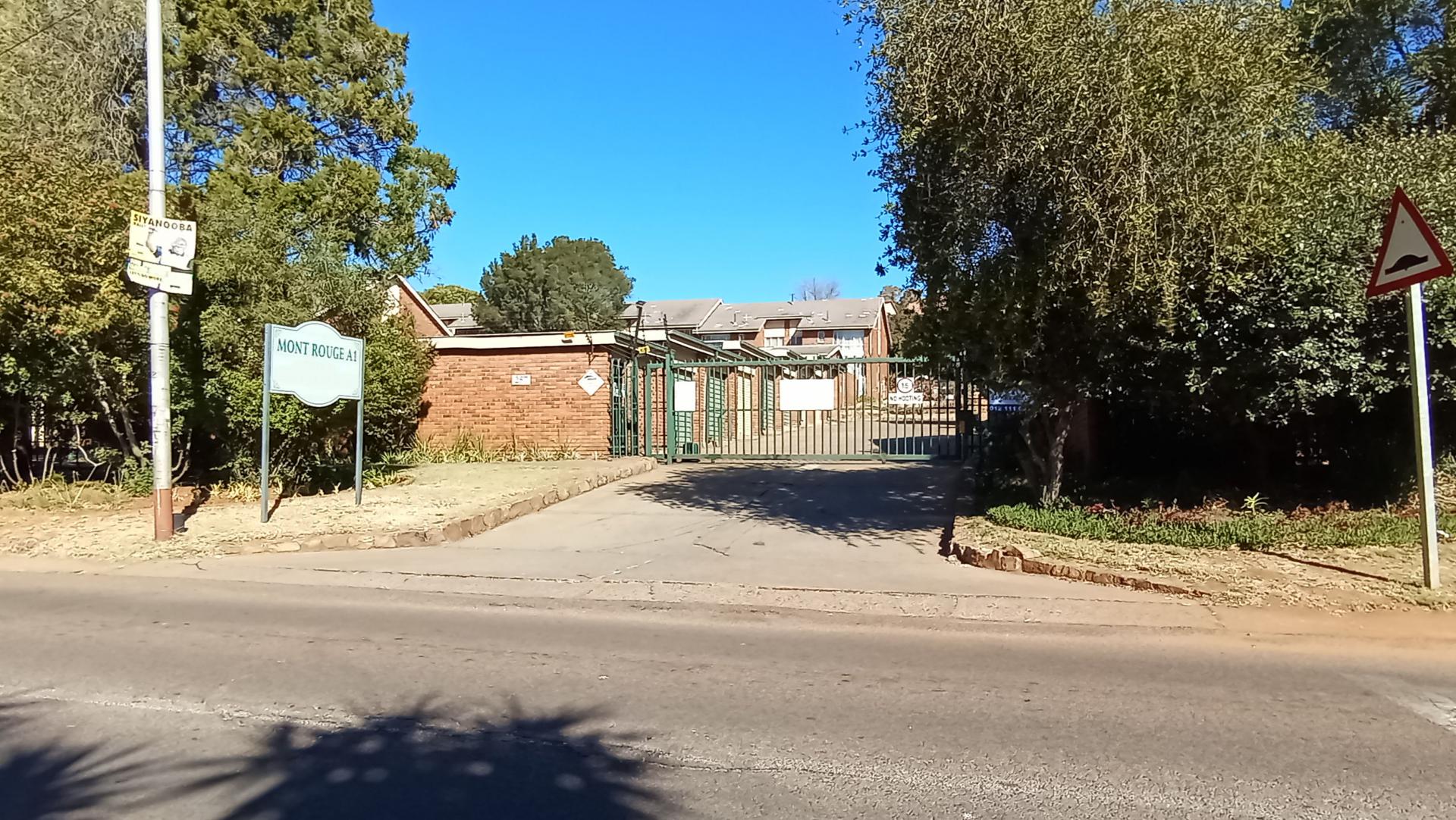 Front View of property in La Montagne