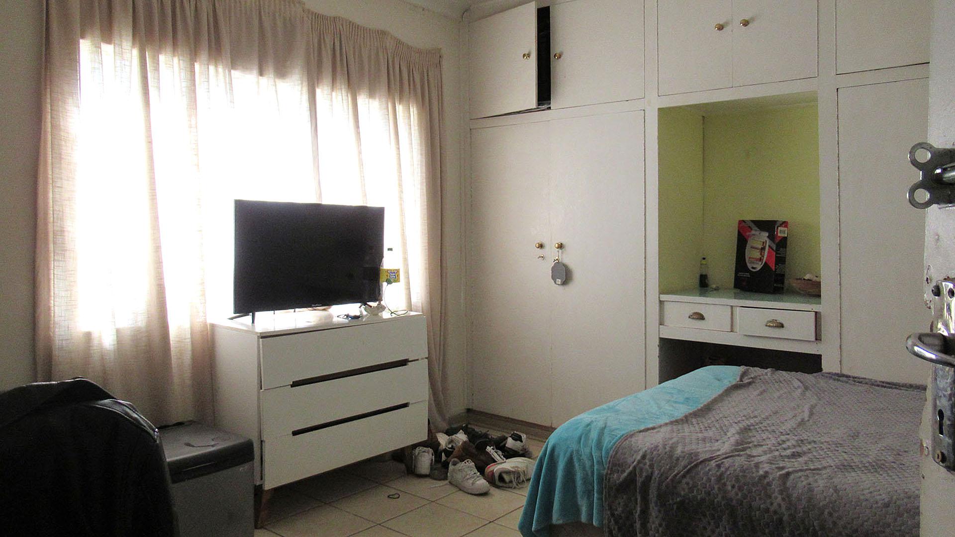 Bed Room 1 - 17 square meters of property in Westdene (JHB)