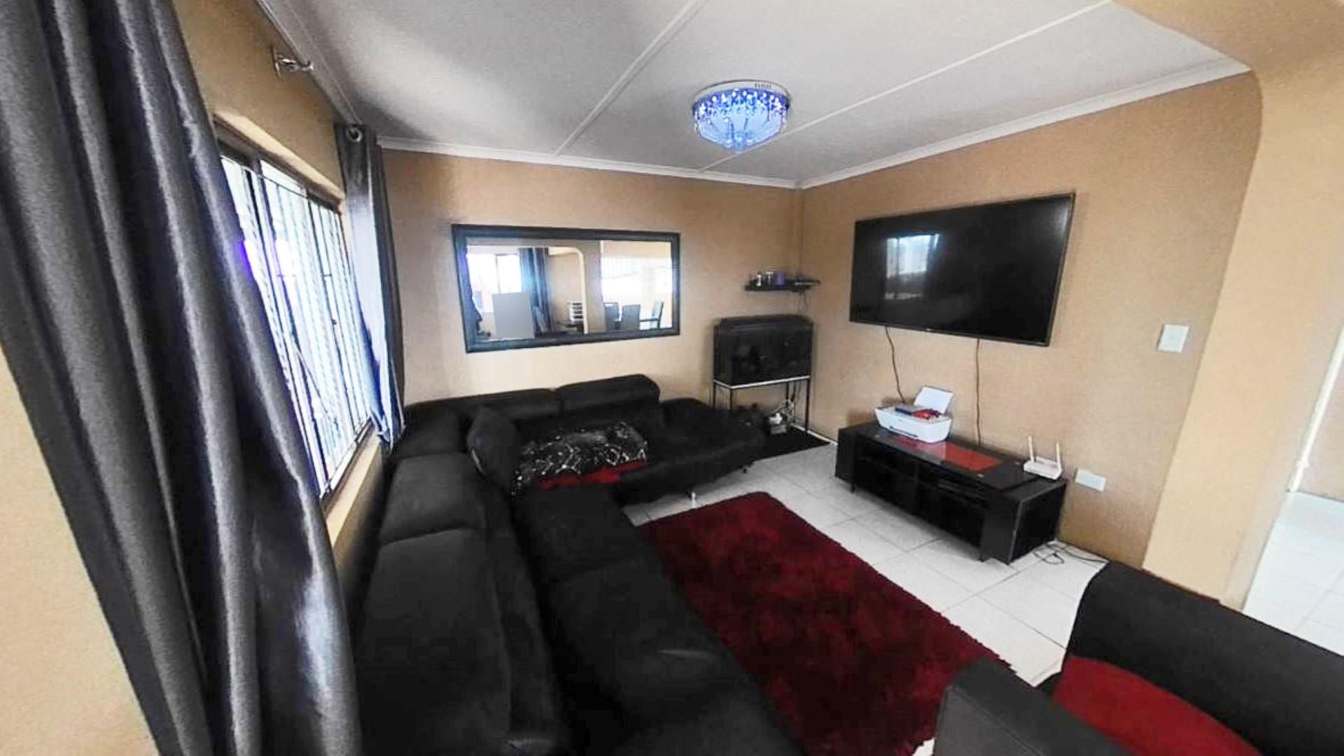 Lounges - 14 square meters of property in Woodview