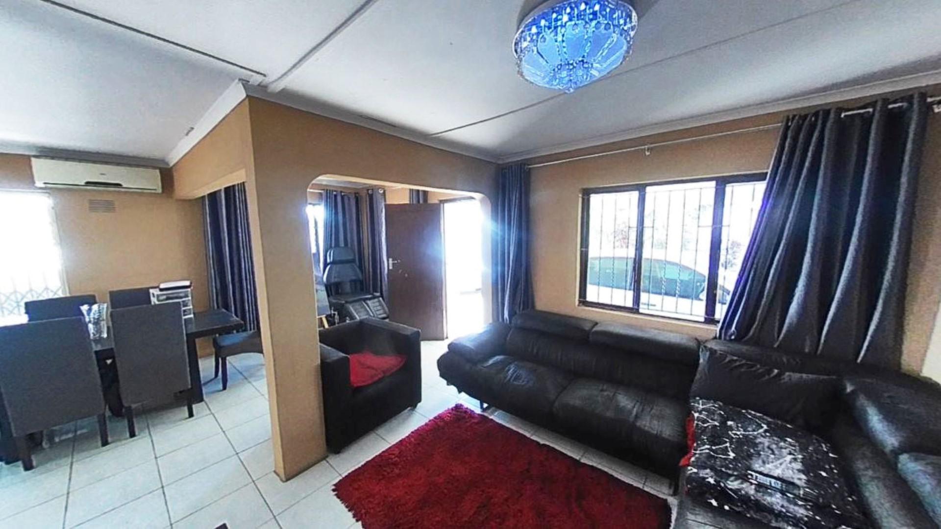 Lounges - 14 square meters of property in Woodview