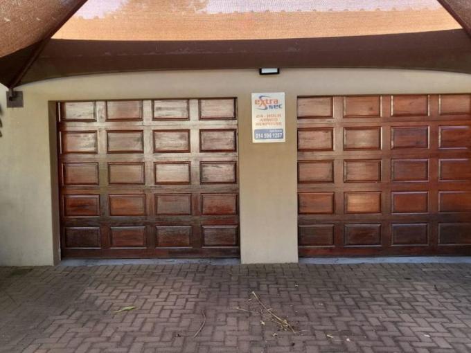 4 Bedroom House for Sale For Sale in Protea Park Remove - MR636271