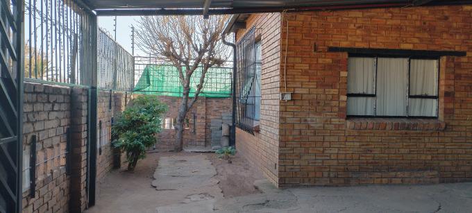 4 Bedroom House for Sale For Sale in Eldorado Park AH - MR637143