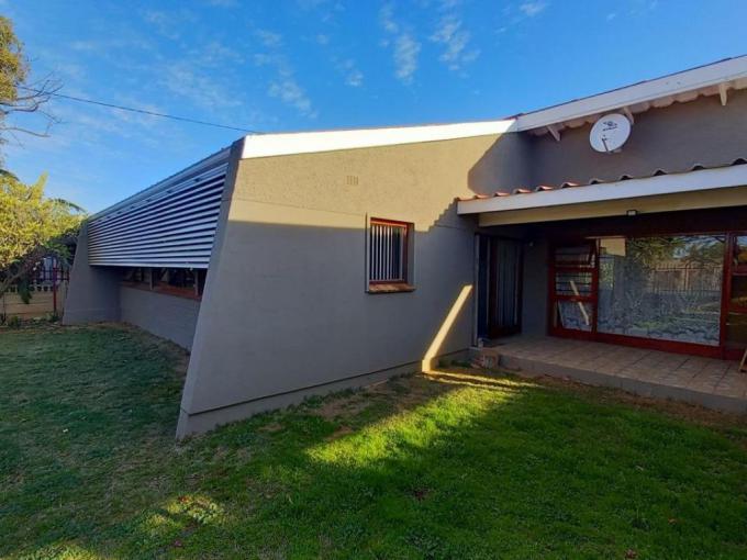 4 Bedroom House for Sale For Sale in Oudtshoorn - MR637229