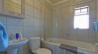 Bathroom 1 - 5 square meters of property in Heuweloord